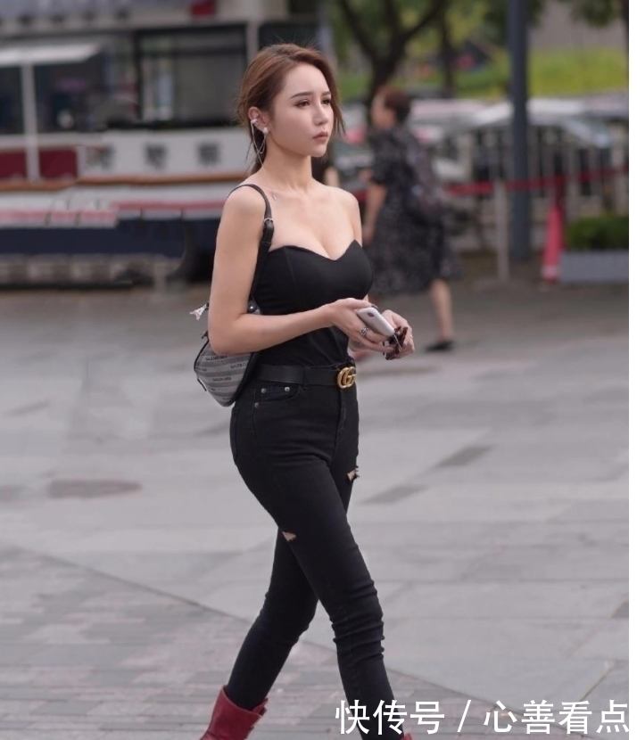 紧身牛仔裤|街拍：气质出众的美女，性感抹胸搭配紧身牛仔裤，好身材一览无余