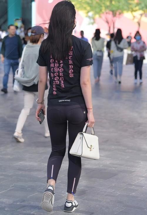 活力感|小姐姐穿深色瑜伽裤，轻松演绎休闲运动风，美出青春活力感