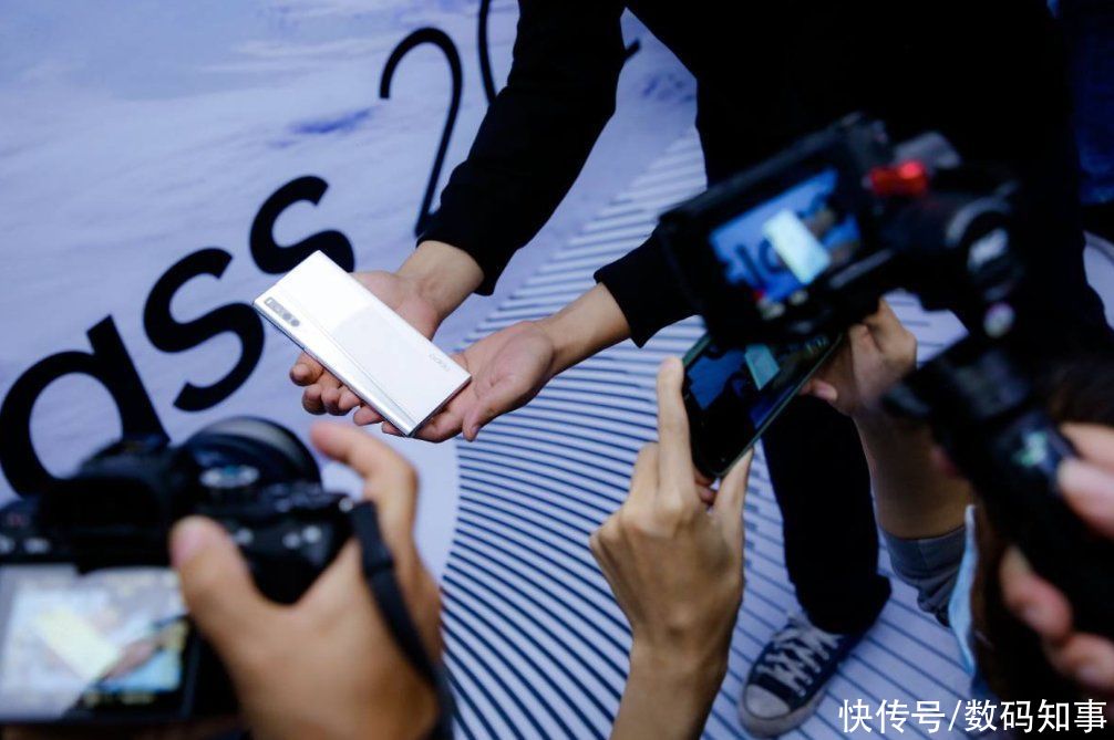 展区|探秘OPPO展区产品，原来AR眼镜、卷轴屏概念机体验是这样