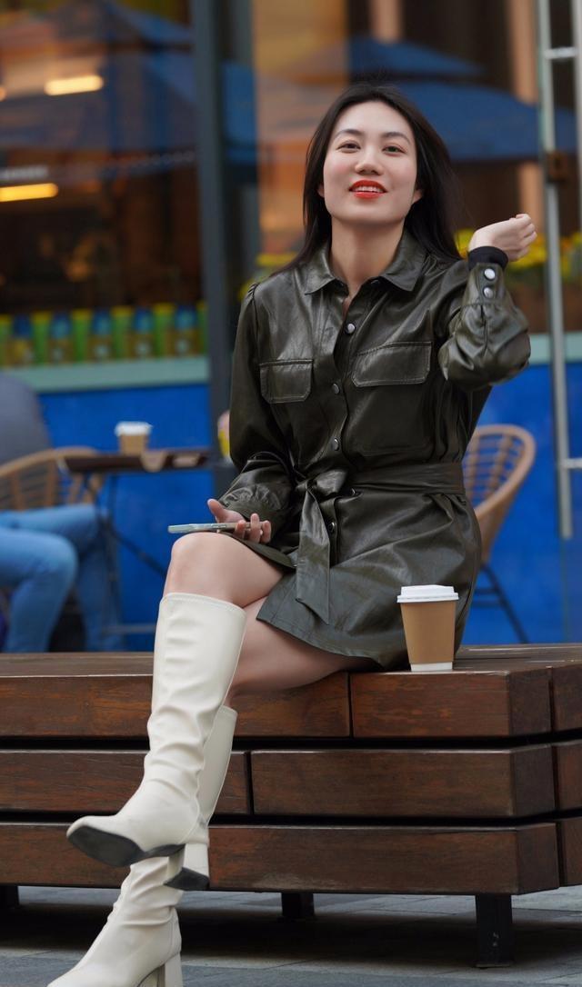 吊带裙 街拍美女:这是年轻女孩应该穿的衣服,吊带裙和小白鞋,突显青春活力