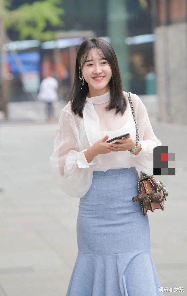时尚街拍:笑容甜美的小姐姐,多了几分灵动活泼