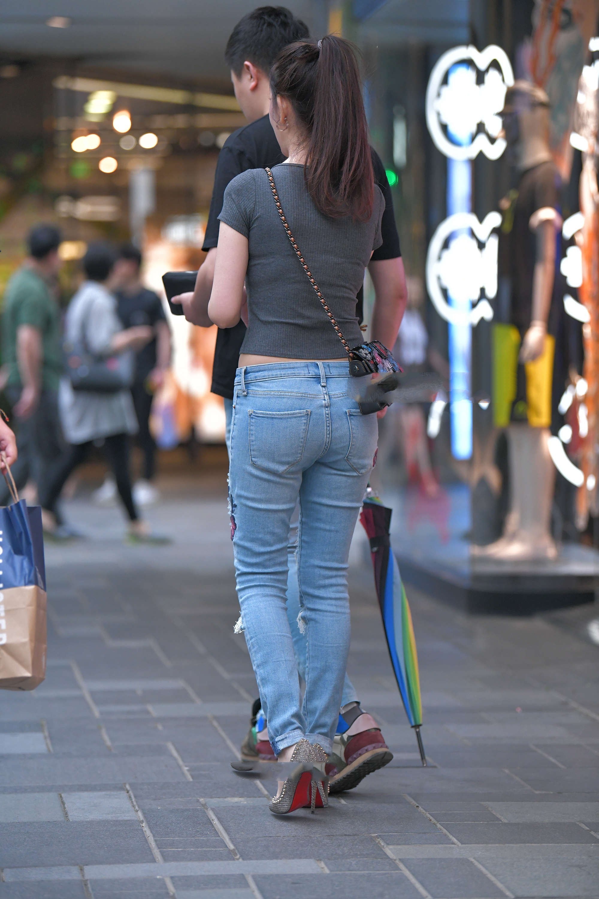 深灰莫代尔短袖搭配刺绣款破洞牛仔裤,款式精致,更显复古气息