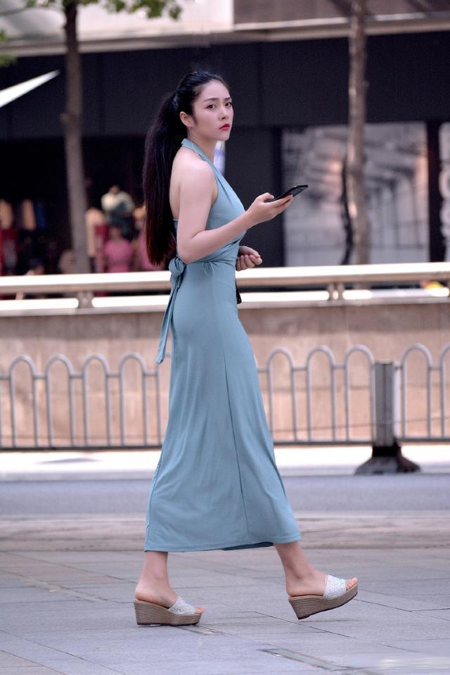 街拍身穿紧身裙美女,窈窕的身形,看起来魅力十足