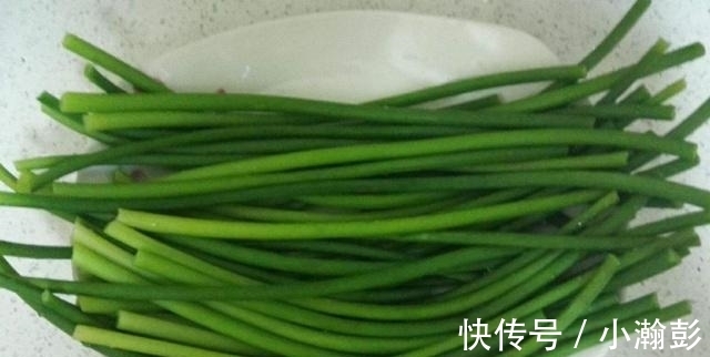 焯水|炒蒜苔时，直接炒是大错特错！多加1步，蒜苔香嫩入味