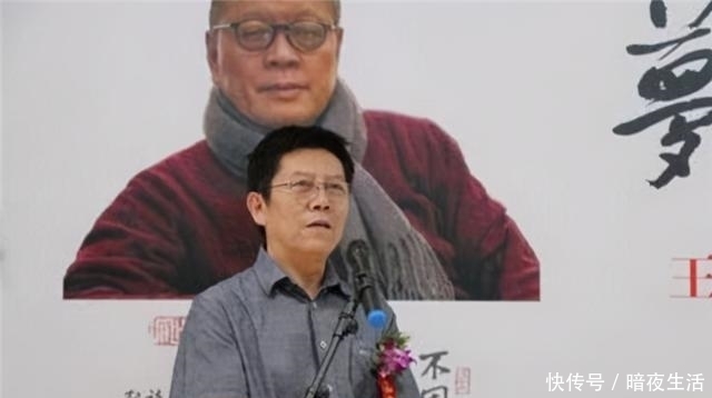 混饭|乞丐街头秀书法,字体工整又漂亮,专家:是为了混饭,不值得一提