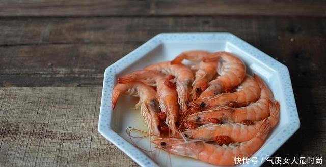 做出来|虾,直接用水煮就错了,学会这一招,保准虾肉鲜嫩