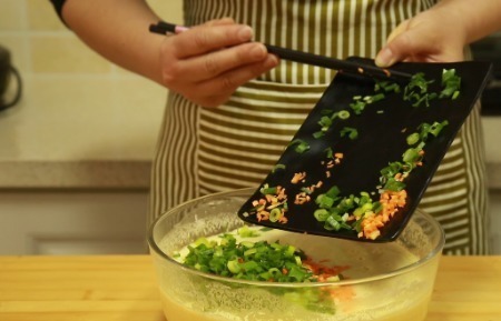 玉米面最正确的做法,开水一烫,筷子一搅,儿子说比蛋糕好吃