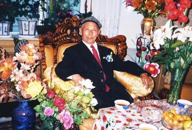 吾达提|中国最后一位王爷，住豪华王府活到2014年，去世前将国旗挂身旁