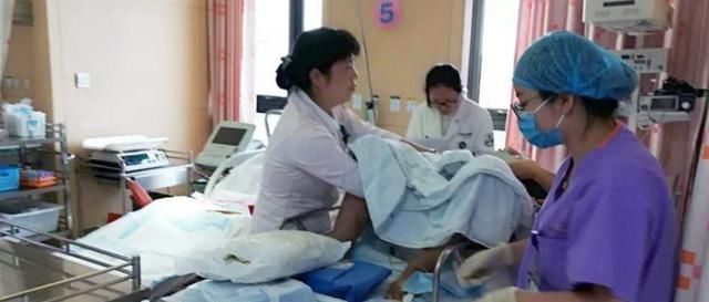 胎盘|''那是在救你命'',27岁产妇遇上大出血,医生伸手找出血点反被骂