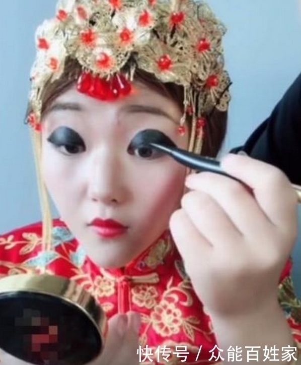 奇闻:这位女子一夜之间爆火,原因竟是因为眼妆,网友:大开眼界