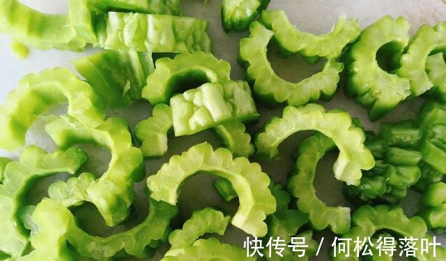 炒制|苦瓜跟鸡蛋一起炒，不苦还下饭，营养又美味！