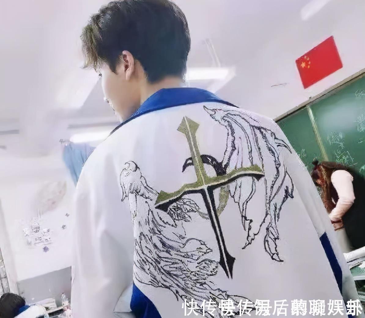 学生$学生们:“手绘校服”火了,一个比一个惊艳,老师家长却很抓狂