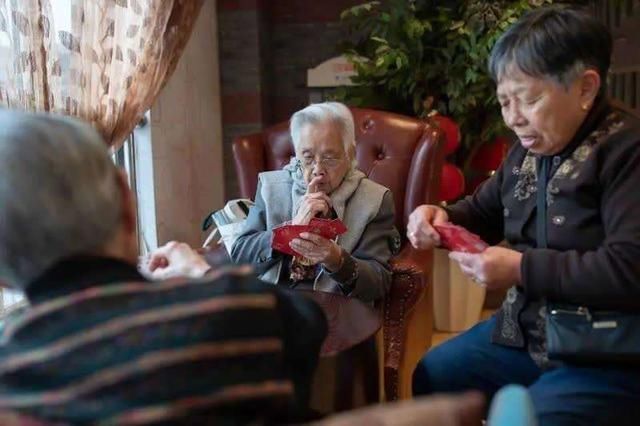 当代老年人有多会玩？91岁被表白，73岁扮少女……上海这家养老院真的很“神奇”→