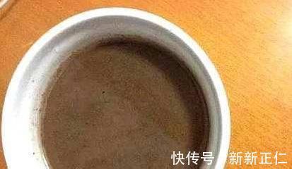 养花常浇1种水,不用年年换盆,土壤松软,10年不黄叶!