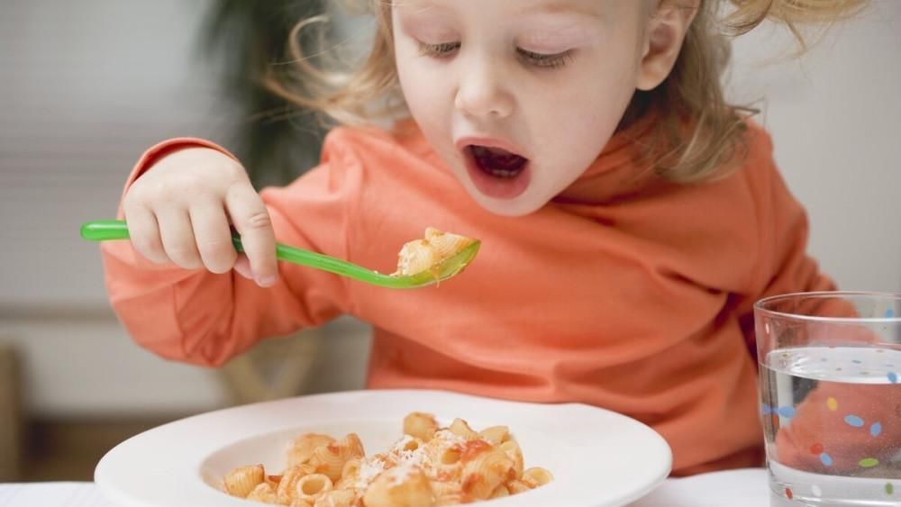 家庭教养|应采儿回怼朱丹获网友点赞:孩子吃饭的样子,暴露了你的家庭教养