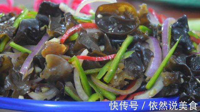 洋葱凉拌木耳最好吃的做法，简单美味又下饭，看看你喜欢吃不