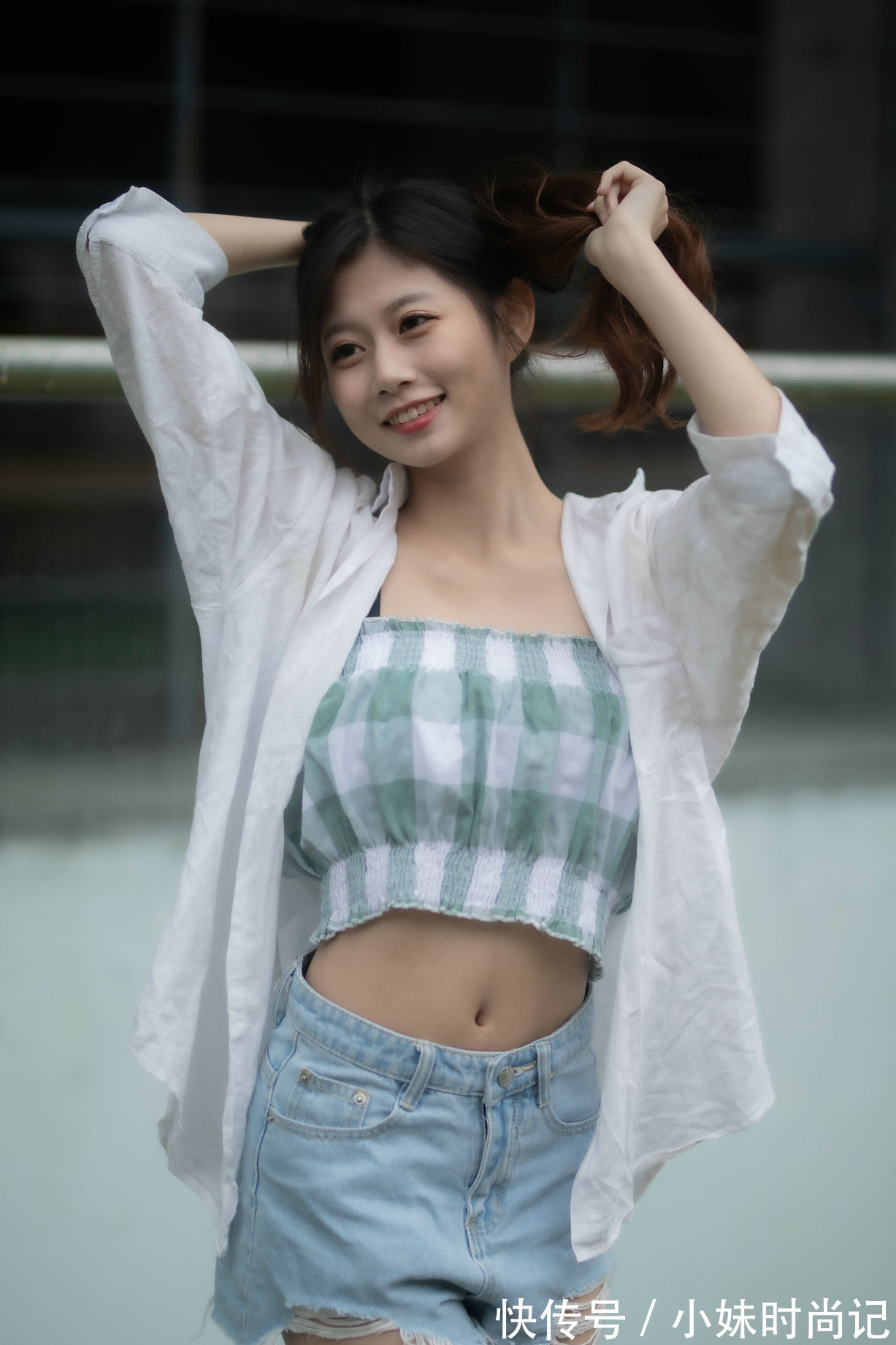 小衫|白色的一字肩小衫, 搭配牛仔短裤, 举手投足间都能展现出你的清新