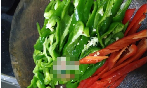 没什么胃口吃饭,我随便炒了这菜,上桌立马胃口大开,配饭吃撑了