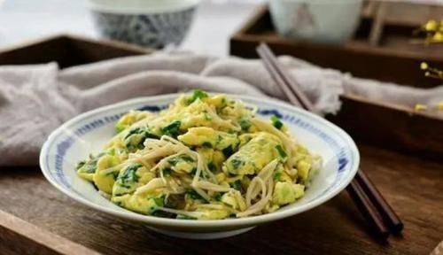 韭菜|它被称为洗肠草，便秘的人要多吃，肠道不堵了，排出宿便一身轻