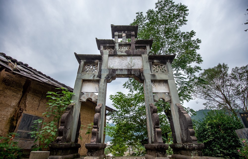 嫁人|一门两状元！陕南农村发现百年贞节牌坊，15岁嫁人守寡70年