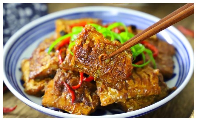 红烧带鱼好吃有诀窍，多加一料，肉质鲜嫩不腥，上桌连汤都不剩