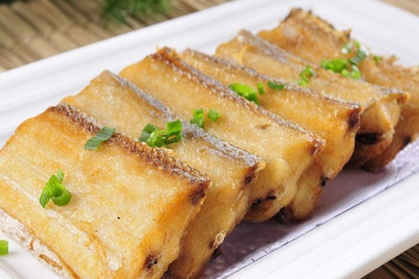 炸带鱼时,是裹淀粉还是面粉?大厨说:这样才对,口感特别好