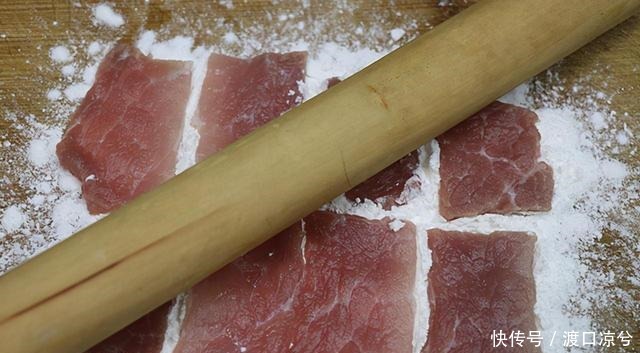 瘦肉新吃法,用擀面杖锤一下,鲜嫩爽滑不油腻,10块钱一大碗
