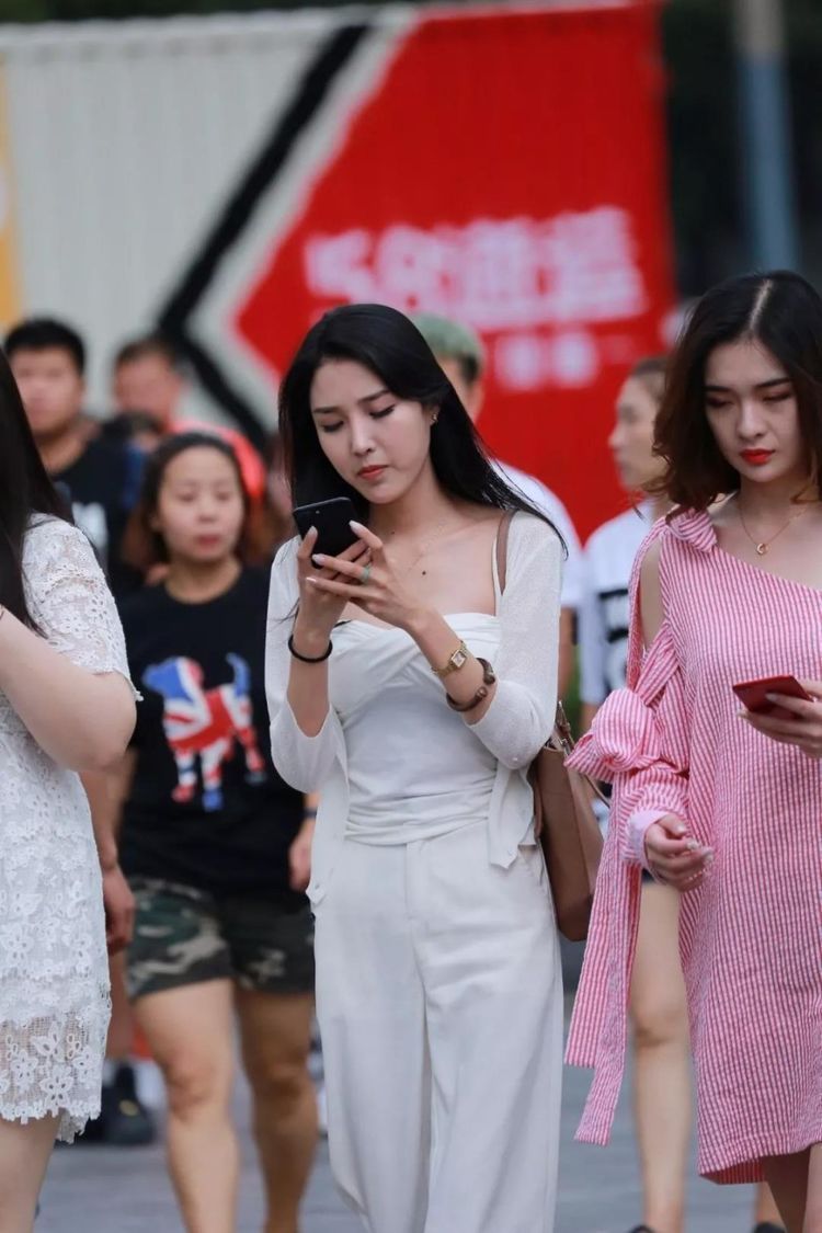 不凡|街拍:动人的容颜不俗不凡,穿白色长裤的性感漂亮美女!