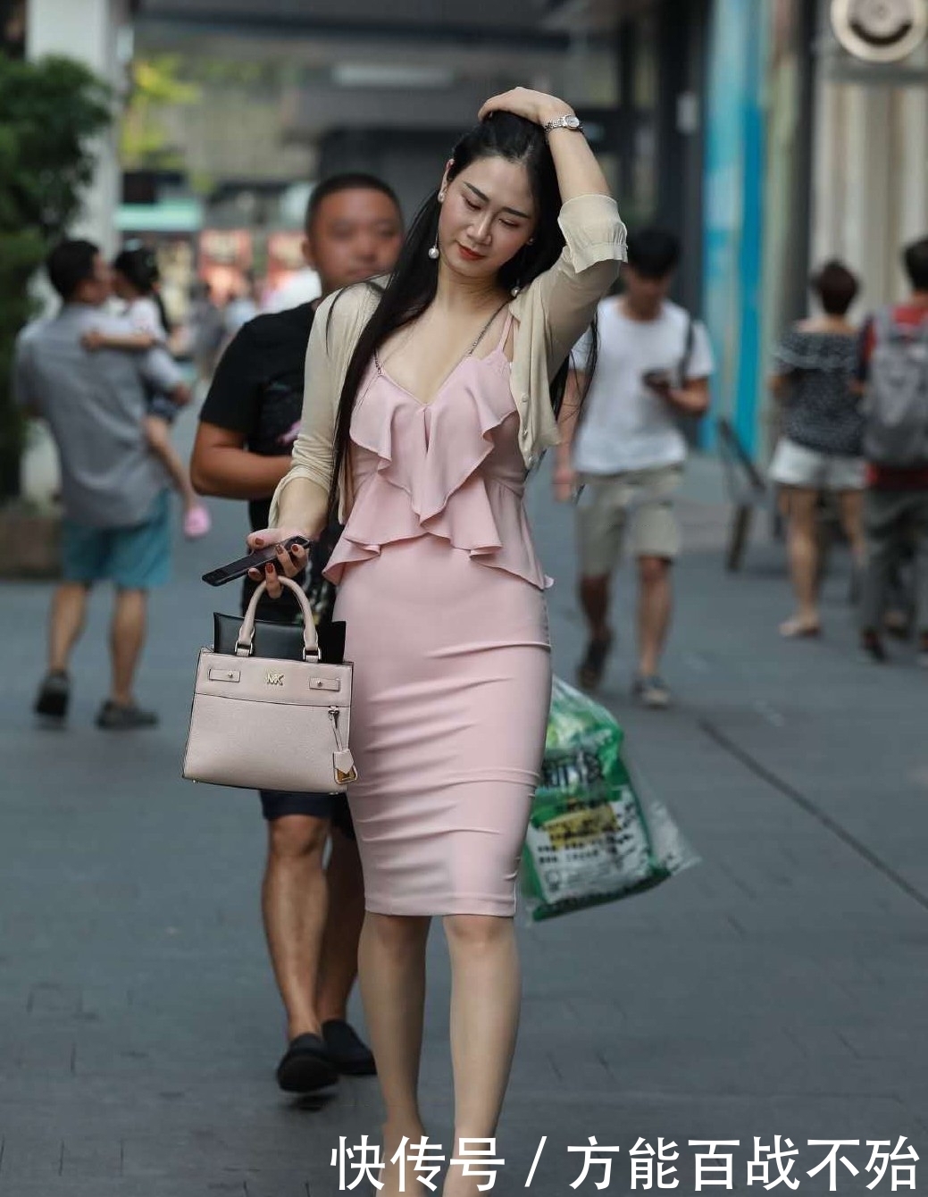 街拍:优雅成熟的小姐姐,身穿粉色吊带裙+短款开衫,简单又好看