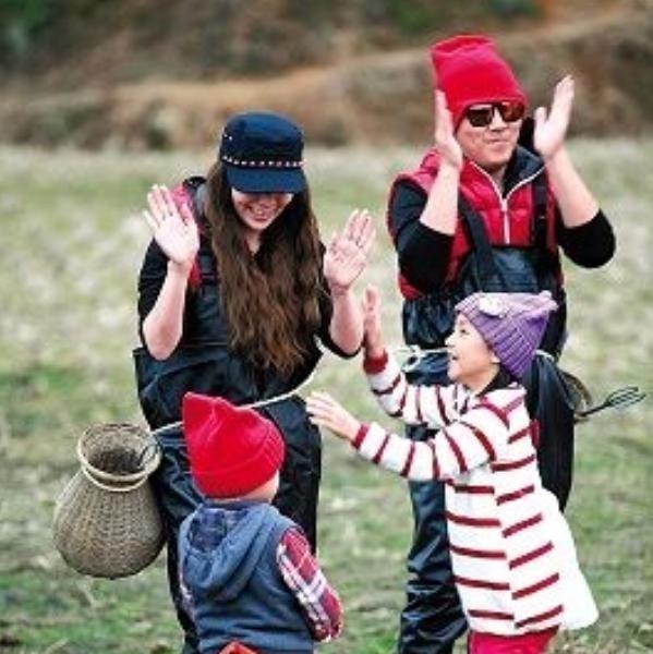 老二小|弟弟趁着姐姐看电视,站在姐姐旁偷吃鸡腿,姐姐一低头被萌到了