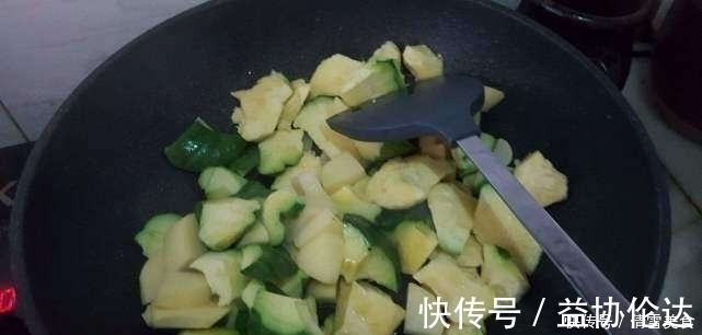 婆婆|婆婆拿回一袋蔬菜,误当成青椒，全家人笑话半天