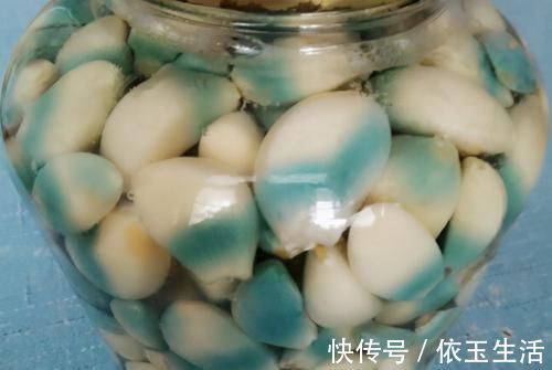 腌腊八蒜,别只会放醋,多加1个技巧,2天就变绿,香又脆还解腻