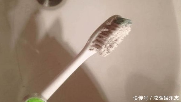 牙缝里长出臭烘烘的“小石头”学会小妙招,牙