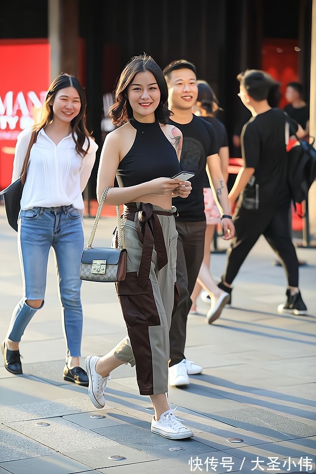 棕色|美女街拍:黑色挂脖上衣搭配拼色工装裤,搭配布条腰带,时髦个性干净利落