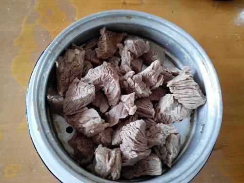 土豆炖牛肉时,牢记两个小窍门,牛肉软烂,土豆可口