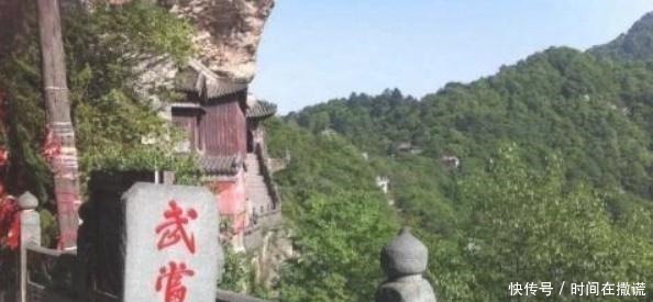 中年|为何武当山“长明灯”600年不灭专家也解释不了，被游客1语道破