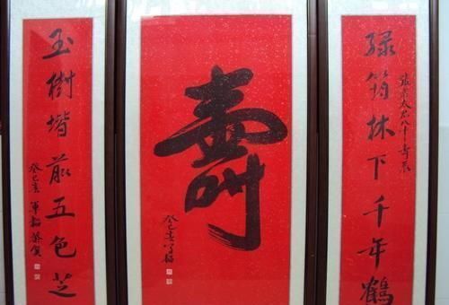 财主母亲大寿出一上联“天增日月妈增寿”,下联对出惹人捧腹