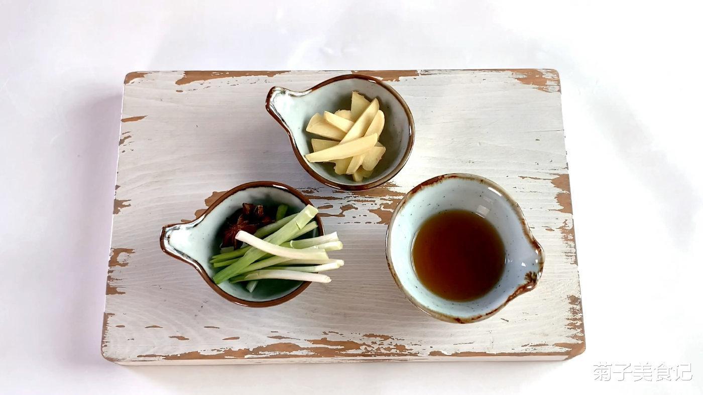 手指|酸甜可口的糖醋排骨,小火炒糖色,好吃到舔手指