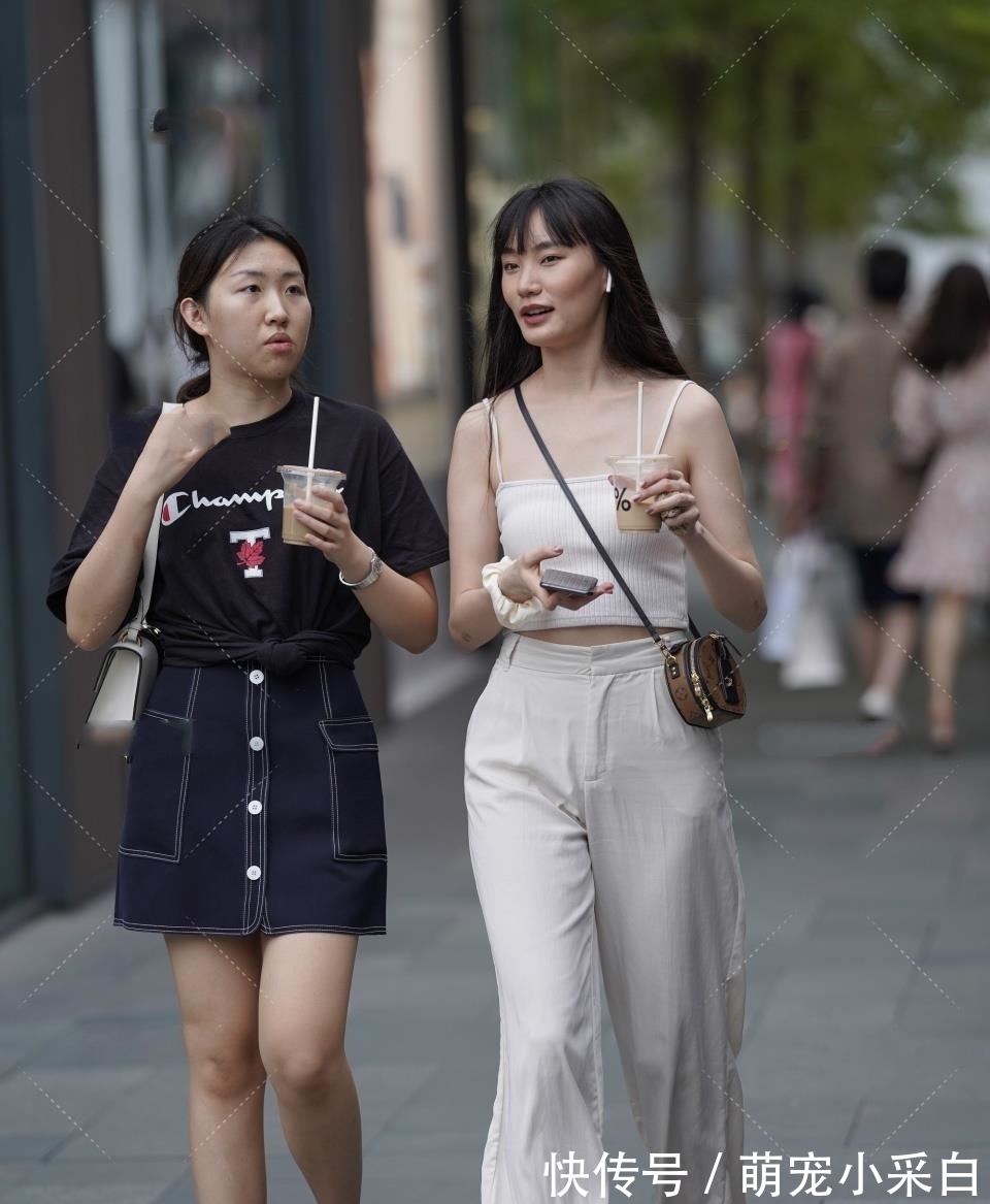 衣服|一身白色穿搭,看起来青春活泼,还很减龄