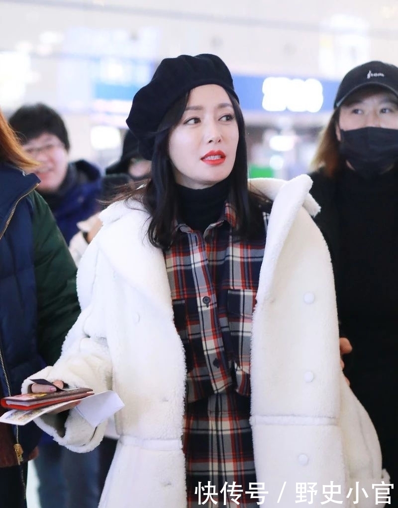 半个月没出门头发乱糟糟,懒女孩都懂得戴贝雷帽,颜值瞬间飙升