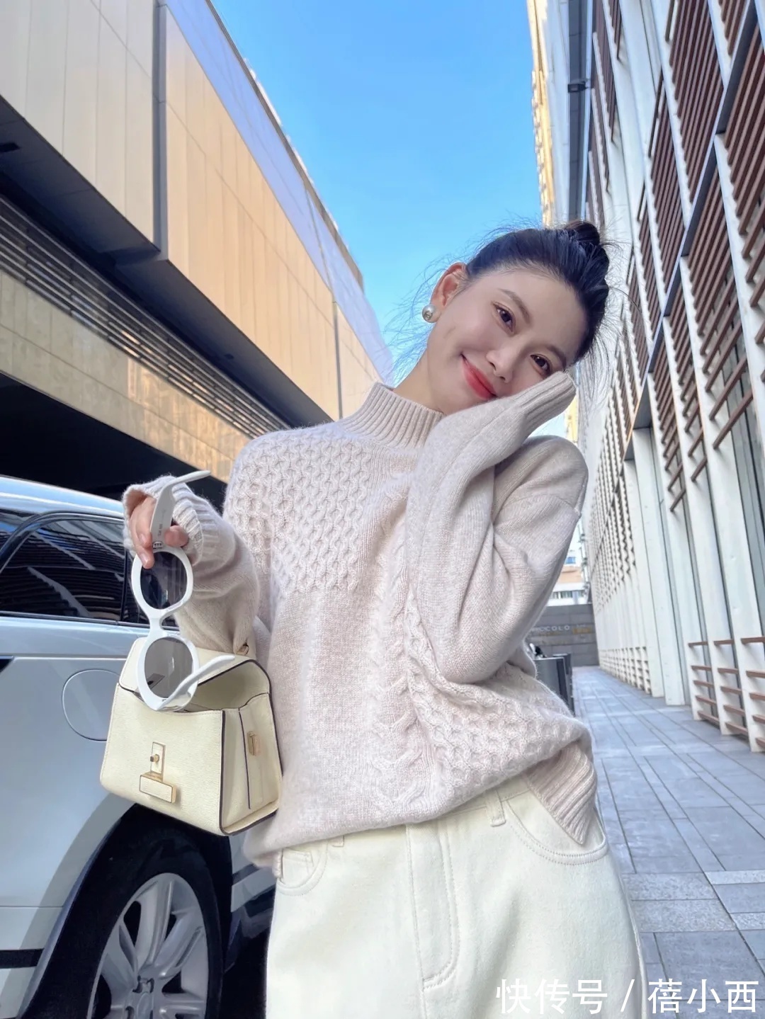 保暖|秋天怎样穿才保暖又时髦?搭配公式“毛衣+牛仔裤”,简约又高级