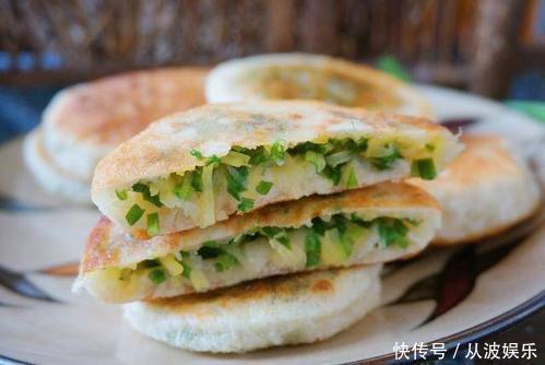 韭菜又出新做法,加两个土豆,筋道柔软吃不够,比韭菜盒子还香