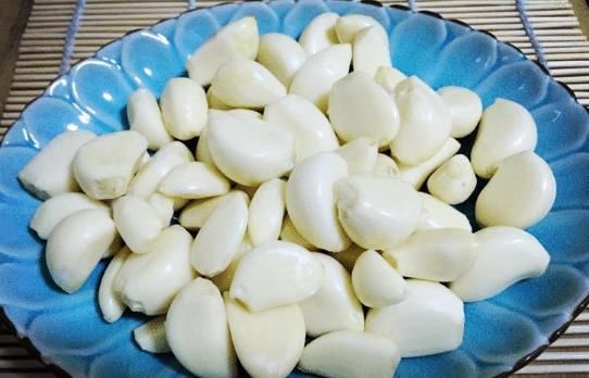腌腊八蒜，做好“4步”，一周就变绿，脆爽美味，就着饺子吃好香