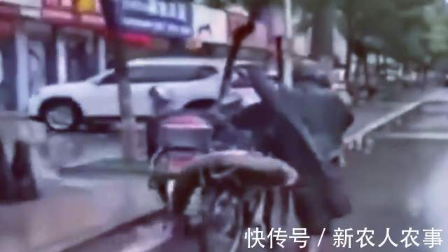 男子意外钓获大鱼，自行车不骑拿来载鱼，走在路上成为全城的亮点