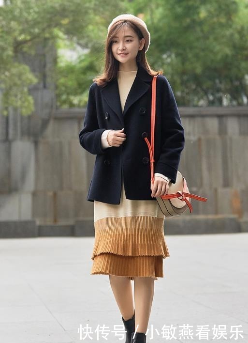 女人到了40岁,冬天穿大衣时,鞋子建议穿这3种,时髦更有档次