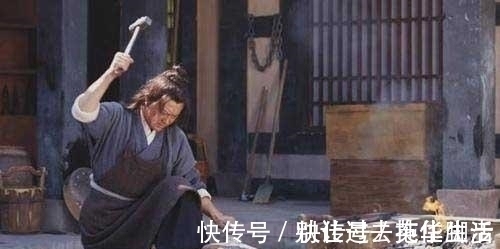 木匠@铁匠女儿上联:铁锤打铁铲,铁打铁,木匠巧对下联,喜结良缘!