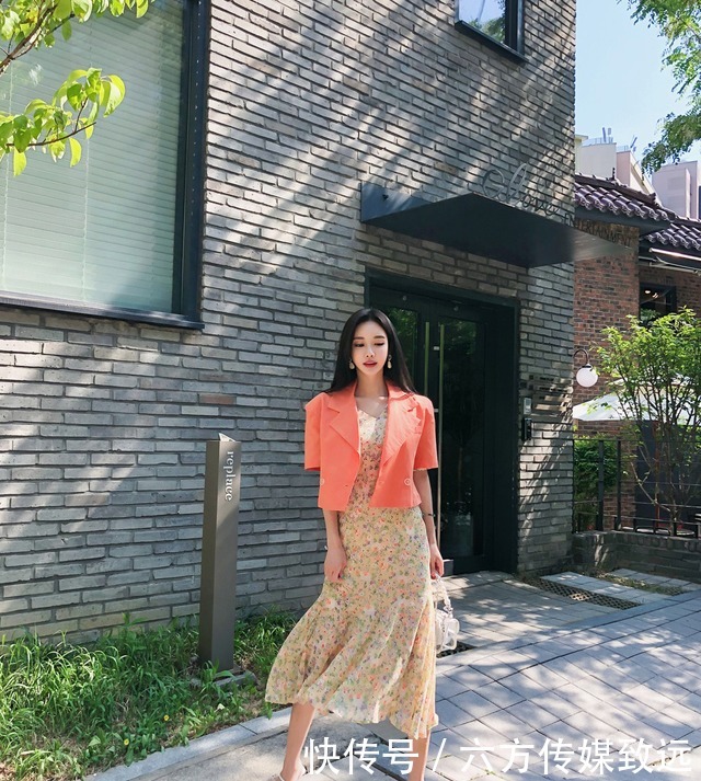 显得|孙允珠时尚穿搭春馨梨杏娉婷娇婉鲜黄色连衣裙,显得活泼开朗