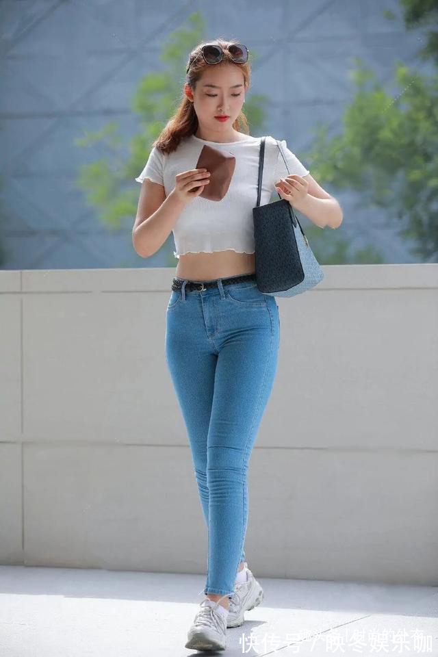时尚女生 怎么把牛仔裤穿得时髦又亮眼?时尚女生会告诉你,选对上衣就行了