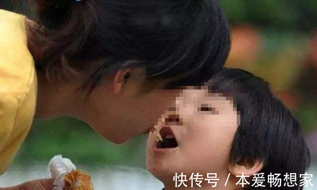 孙子|姥姥沉迷电视,忘给孙子喂奶,接下来宝宝动作熟练地让人“想笑”