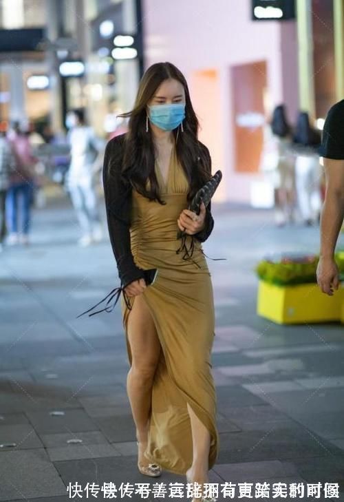 轻熟|姜黄色褶皱高开叉长裙,外披黑色开衫,优雅美丽尽显轻熟的美
